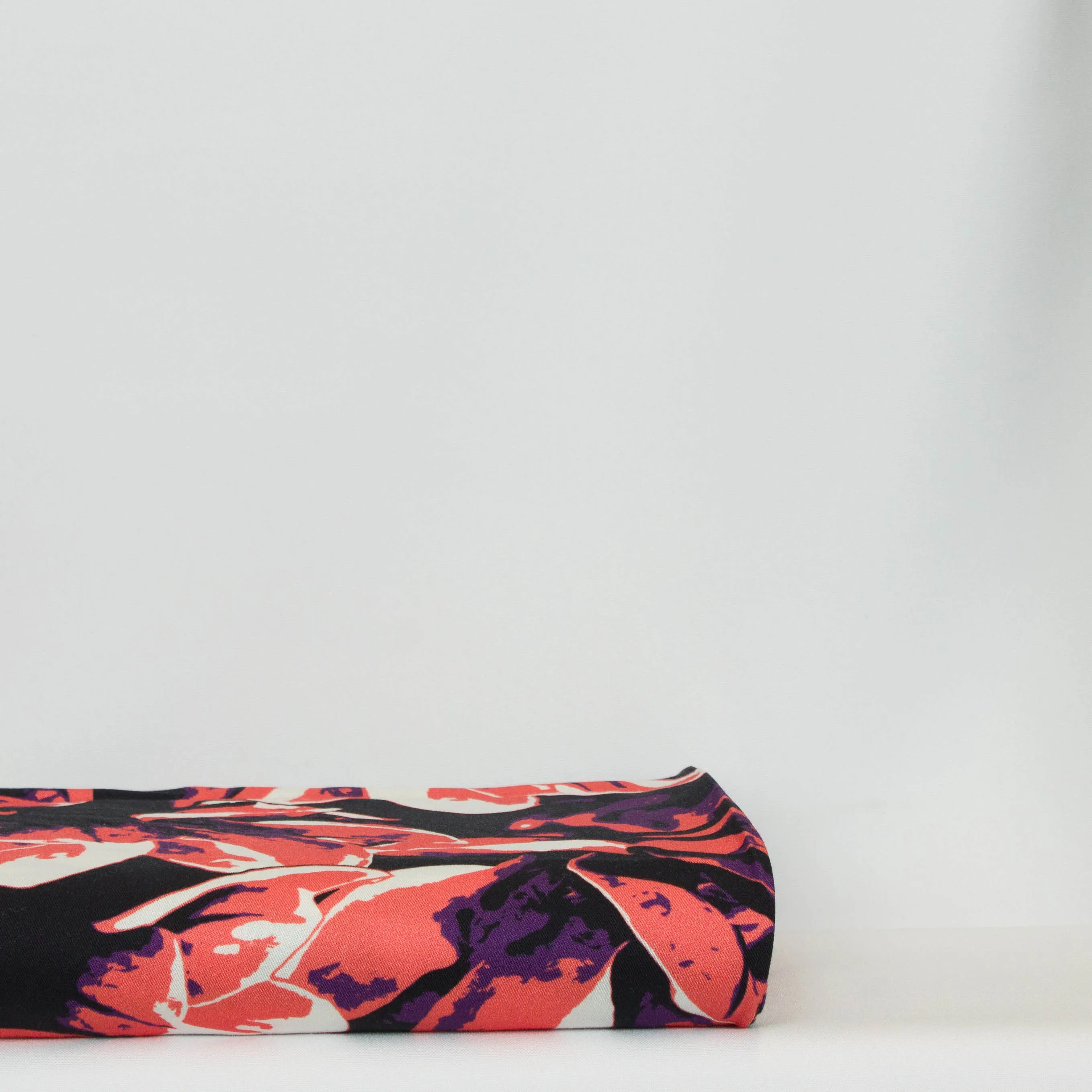 Viscose zwart met paars-roze bloemen